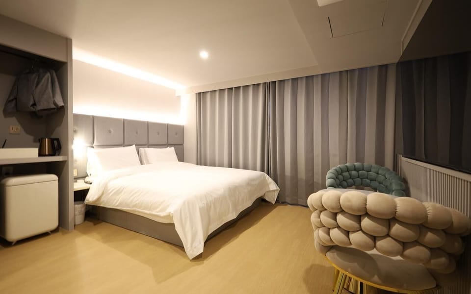 Premium bedding, memory foam beds, individually furnished, desk