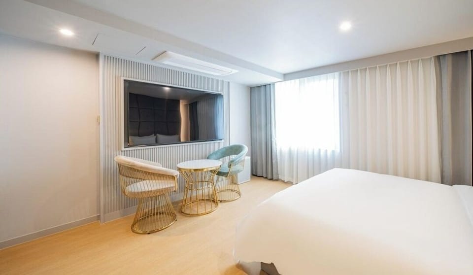 Deluxe Double Room | Premium bedding, memory foam beds, individually furnished, desk