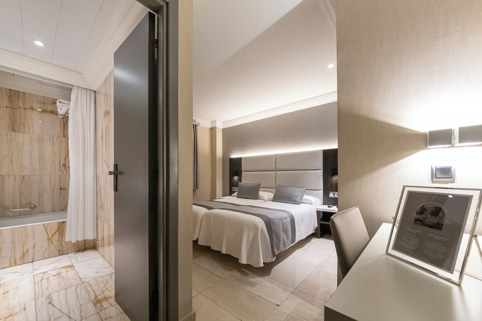 Standard Interior Room | Free minibar items, in-room safe, desk, blackout drapes