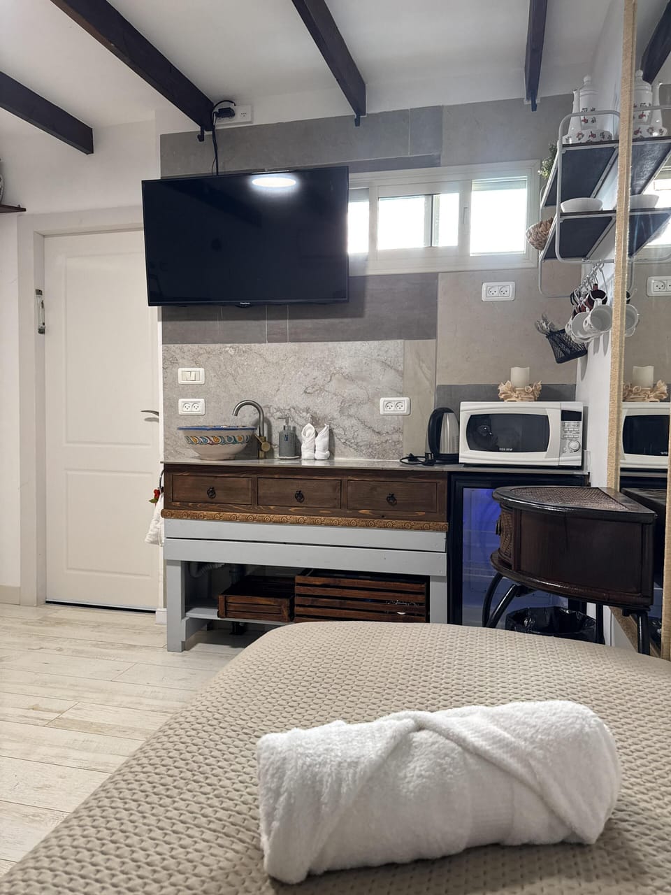 Cozy twin room with private bathroom, TV, air-con, fridge & microwave