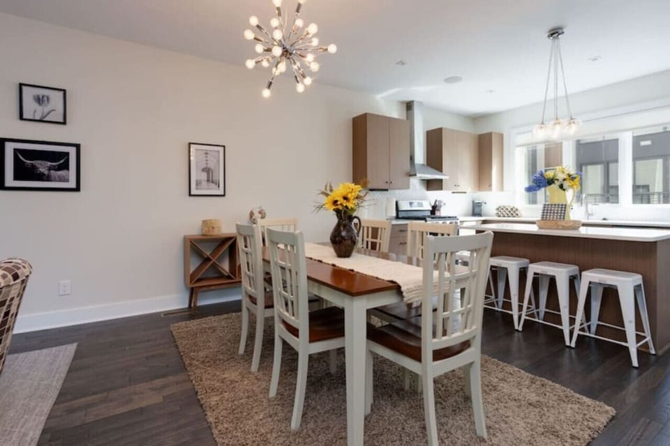 Open concept Dining w/ seating for 6