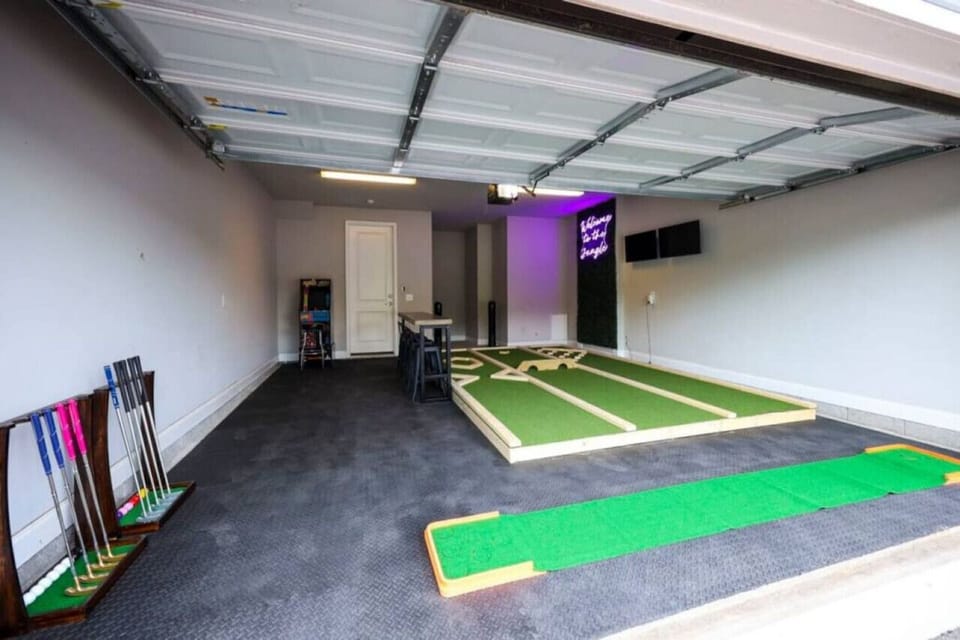 Garage w/ Mini-Golf