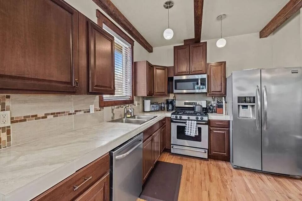 Beautiful kitchen that is fully equipped.