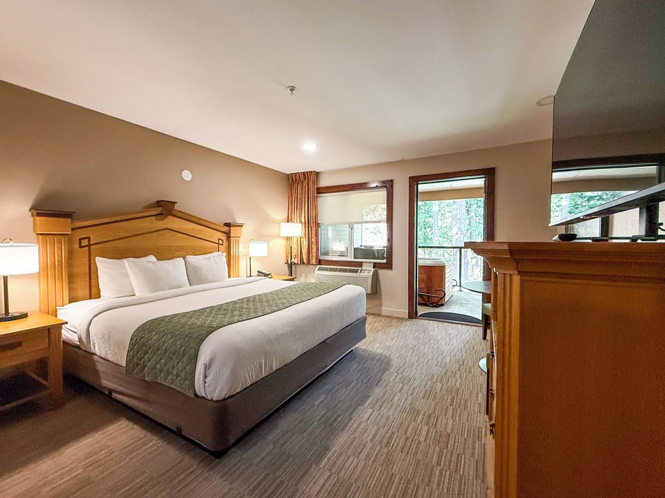 Deluxe Room, 1 King Bed, Accessible, Hot Tub | Individually furnished, desk, iron/ironing board, free cribs/infant beds