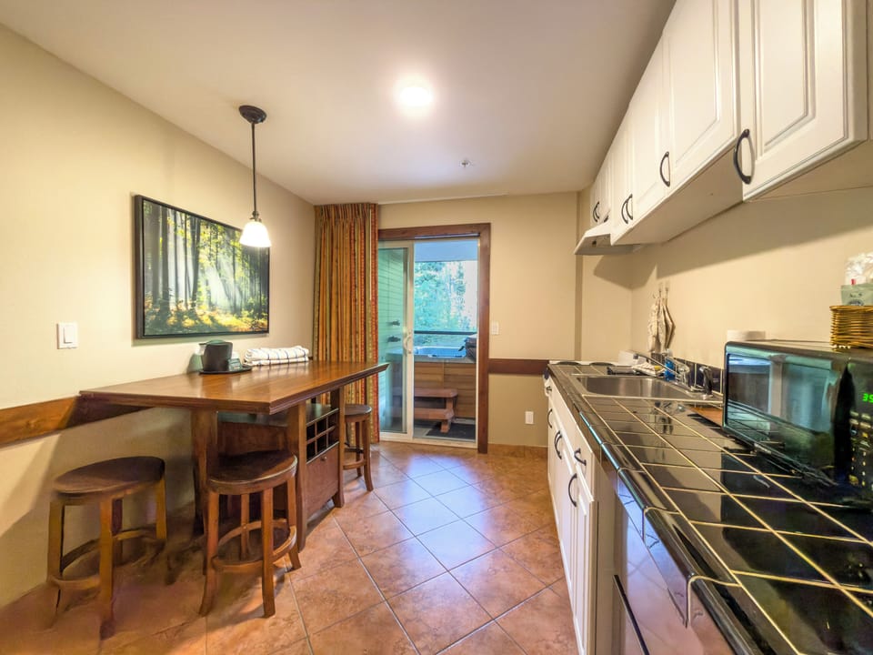 1-Bedroom King Suite with Hot Tub | Private kitchen | Coffee/tea maker