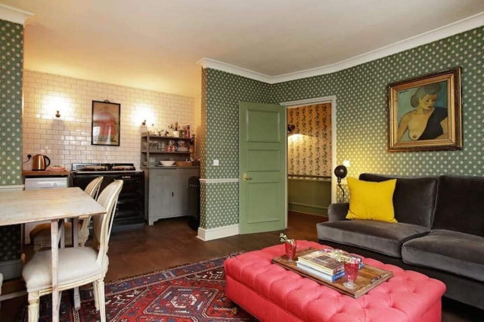 lounge/dining room 