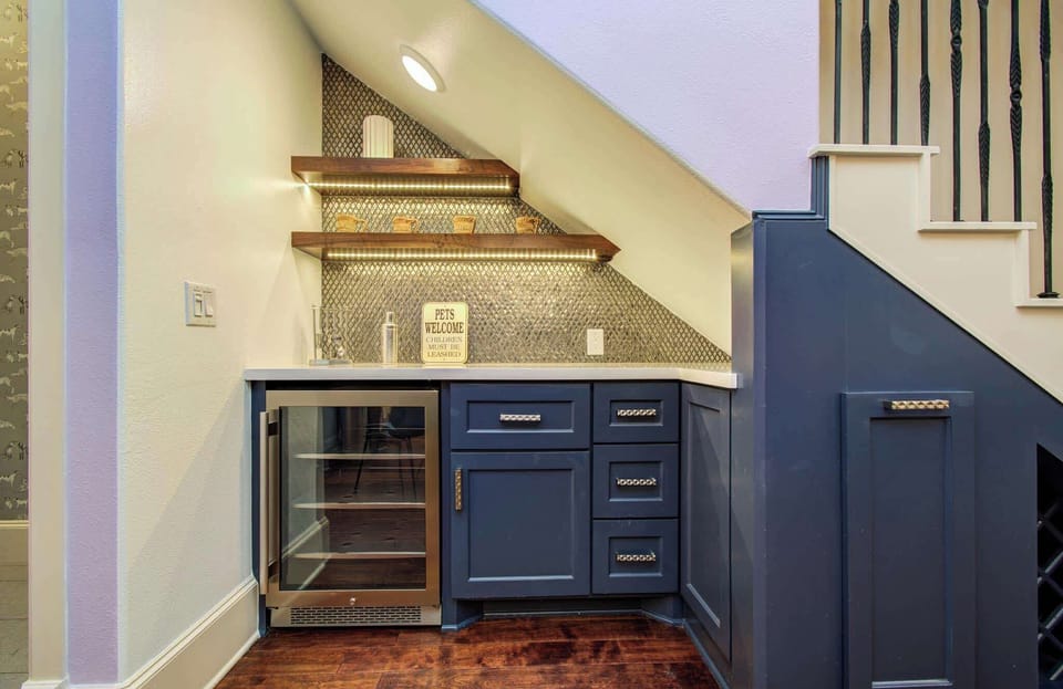 A fresh cold drink is never far away with this stylish built-in bar!