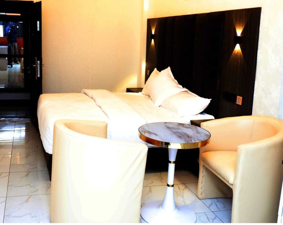 Executive Suite, 1 King Bed | WiFi (free), bed sheets