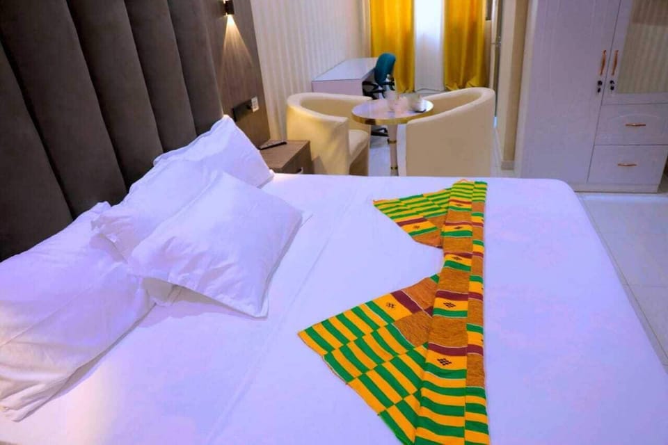 Executive Suite, 1 King Bed | WiFi (free), bed sheets