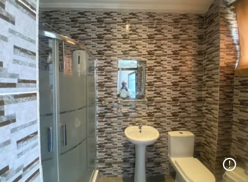 Executive Suite, 1 King Bed | Bathroom | Shower, hydromassage showerhead, towels