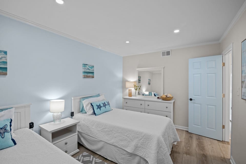 Flexible comfort: Two twin beds cater to families & friends.