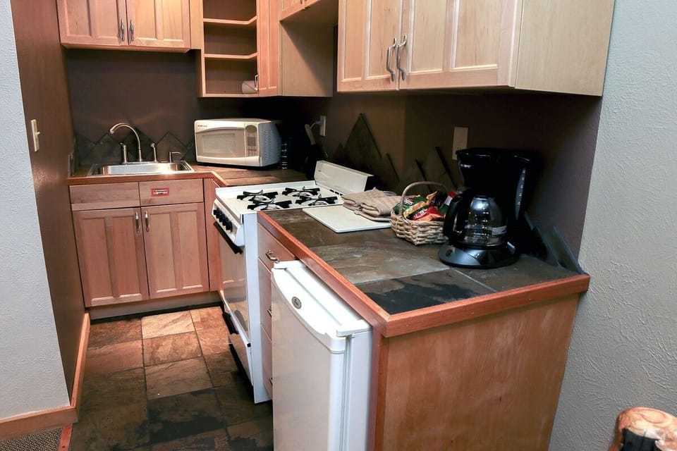 Studio | Private kitchen | Coffee/tea maker, oven, toaster