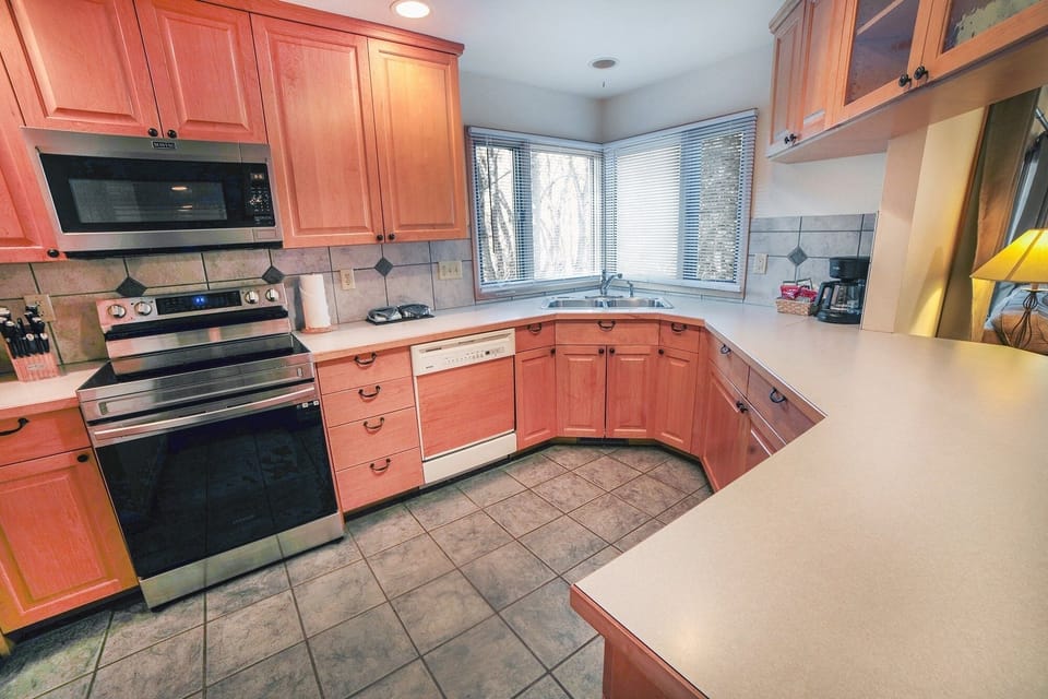 Cabin, 1 Bedroom | Private kitchen | Fridge, oven, coffee/tea maker, toaster