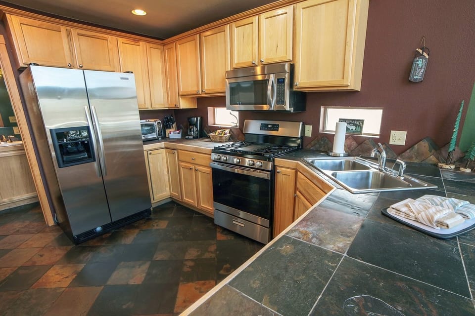 Cabin, 2 Bedrooms | Private kitchen | Fridge, oven, coffee/tea maker, toaster