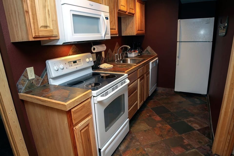 Chalet, 2 Bedrooms | Private kitchen | Fridge, oven, coffee/tea maker, toaster