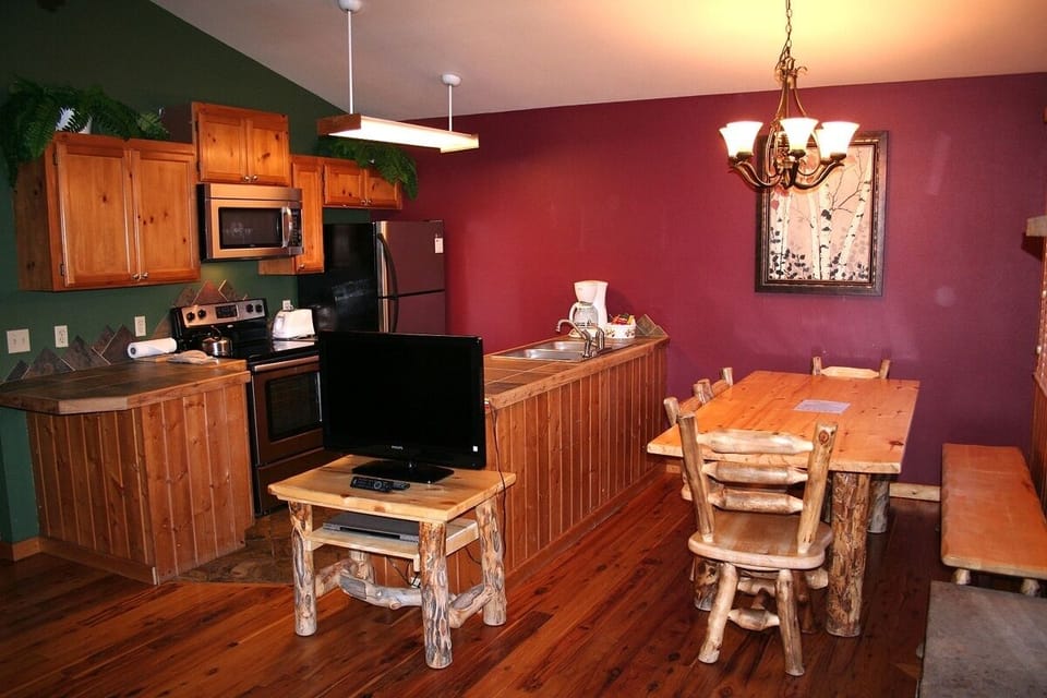 Cabin, 2 Bedrooms | Private kitchen | Fridge, oven, coffee/tea maker, toaster