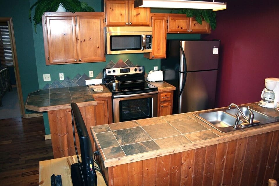 Cabin, 2 Bedrooms | Private kitchen | Fridge, oven, coffee/tea maker, toaster