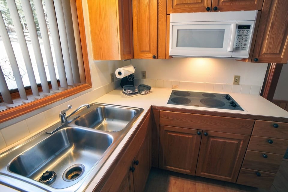 Cabin, 1 Bedroom | Private kitchen | Coffee/tea maker, toaster