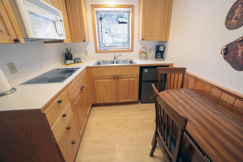 Cabin, 1 Bedroom | Private kitchen | Coffee/tea maker, toaster