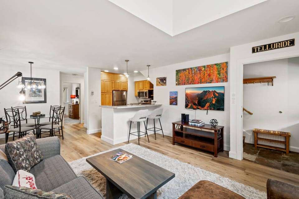 Condo, 2 Bedrooms | Living area