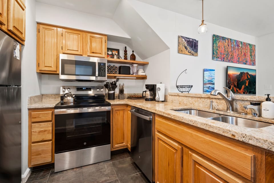 Condo, 2 Bedrooms | Private kitchen | Fridge, oven, coffee/tea maker, toaster