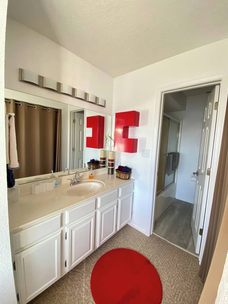 Convenient full size bathroom in the queen lakefront suite