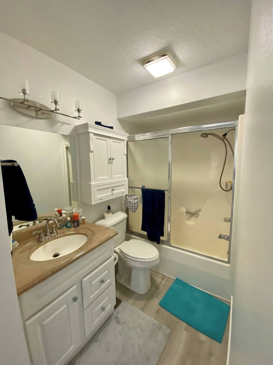 Freshen up in the master suite tub/shower combo
