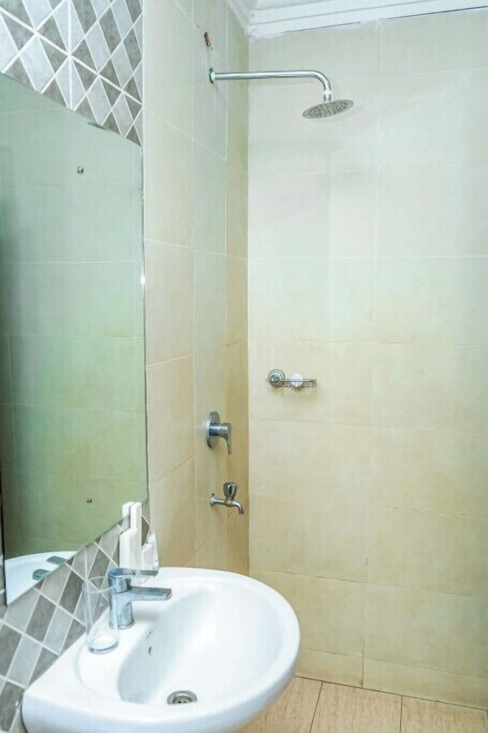 Shower, rainfall showerhead, towels