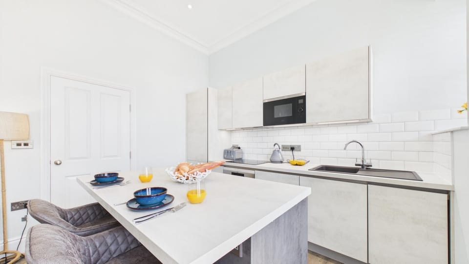 No. 6 Croft House - 1 Bedroom Apartment - Tenby (28632)