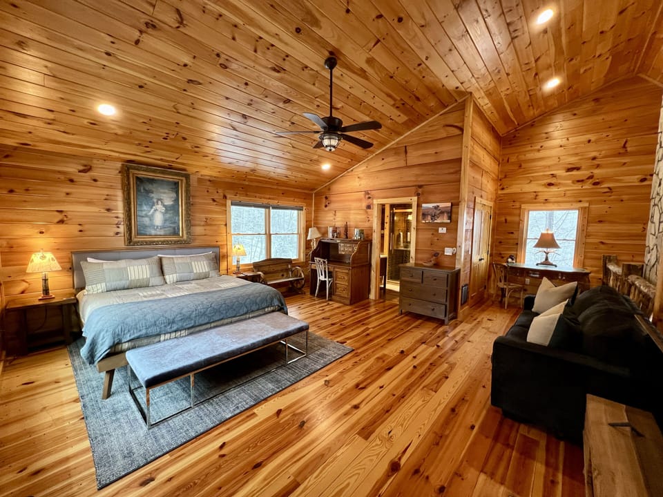 #3-Falcon’s Crest Master Bedroom Loft with Private Bathroom and Sofa Bed
