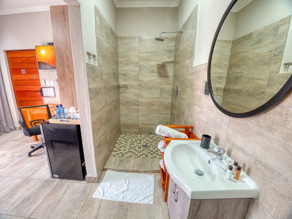 Deluxe Double Room | Bathroom | Shower, rainfall showerhead, free toiletries, hair dryer