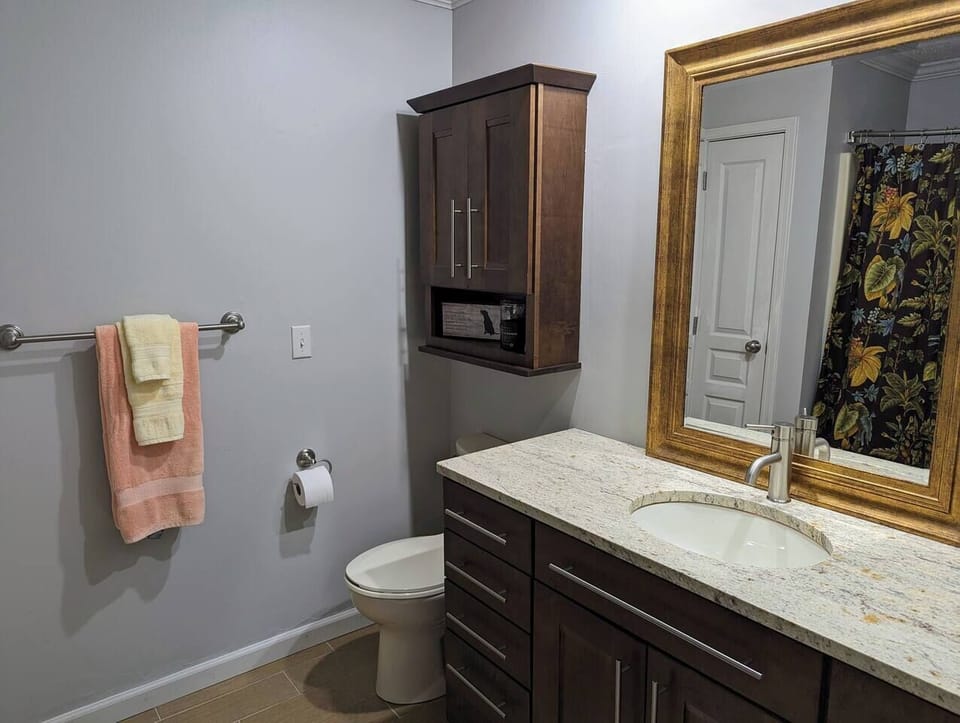 En suite primary bathroom