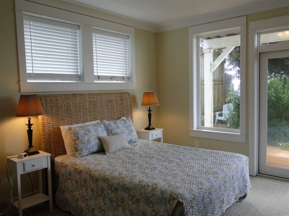 Queen size bed, TV , full ocean view with private deck. Guest bedroom