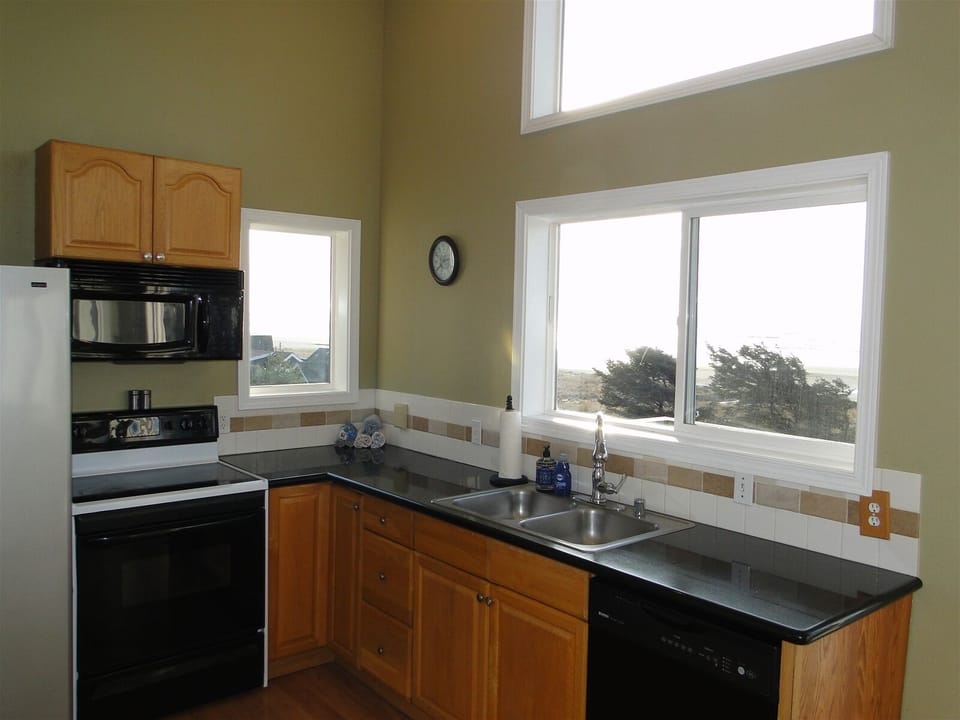 Full kitchen with amazing ocean view     3rd floor