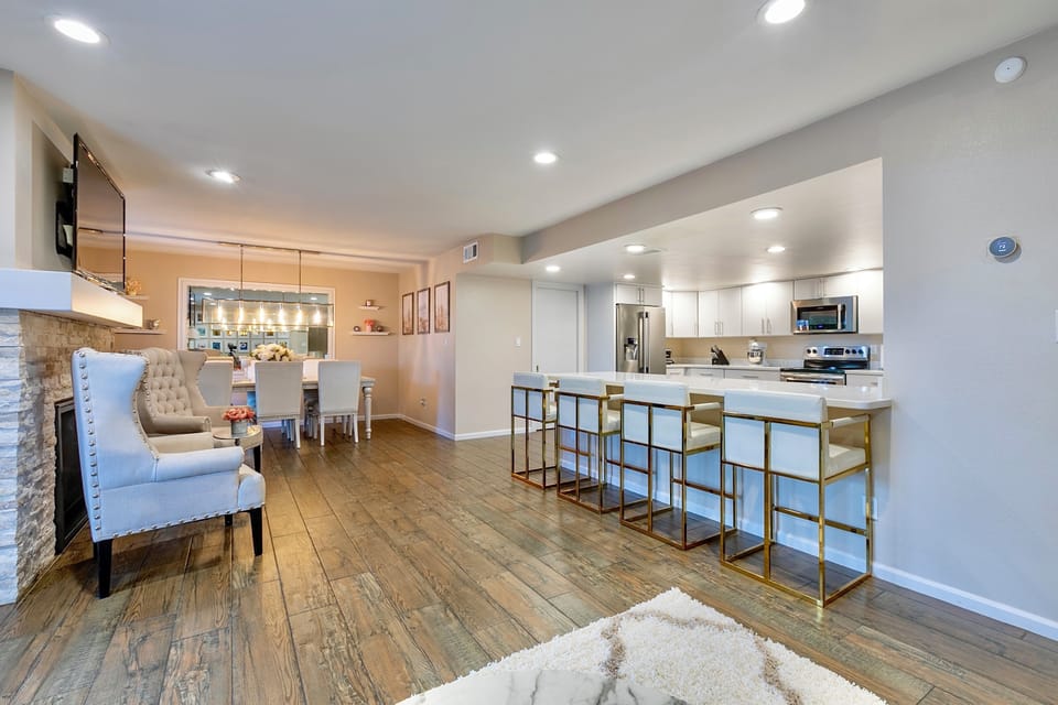 Huge open floor concept. Plenty of space and seating for everyone