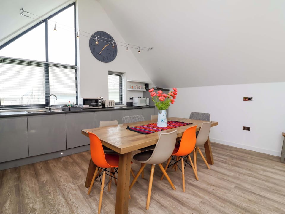 Cottage | Dining