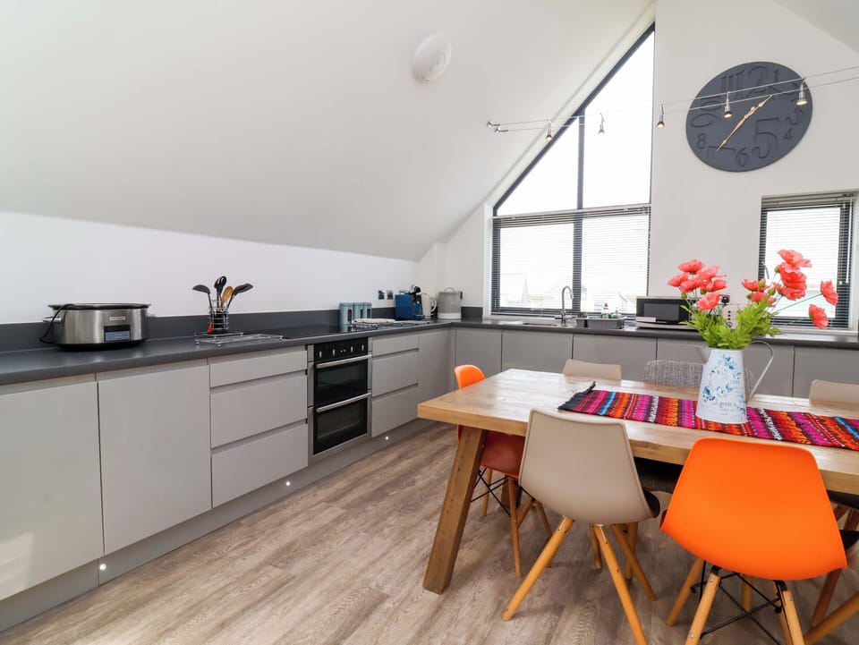 Cottage | Private kitchen | Fridge, dishwasher, electric kettle, toaster