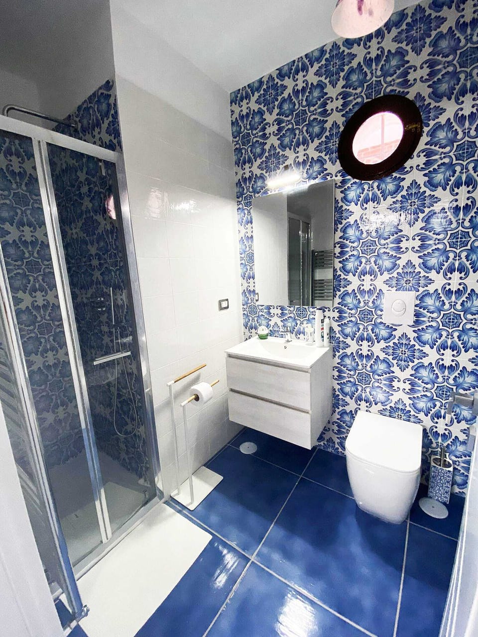 Comfort Double Room | Bathroom | Shower, rainfall showerhead, hair dryer, bathrobes