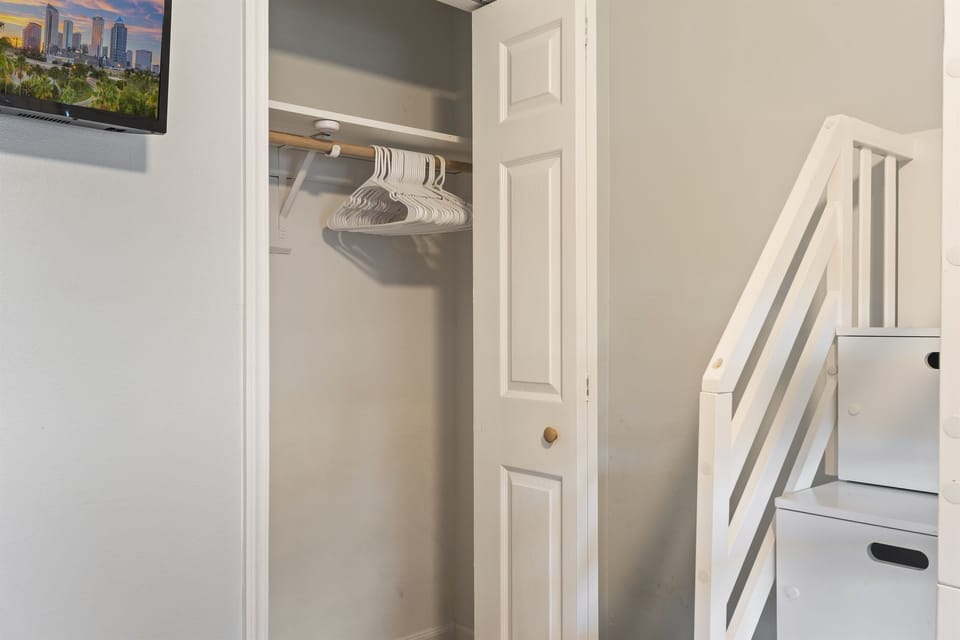 Bedroom 2. Closet.