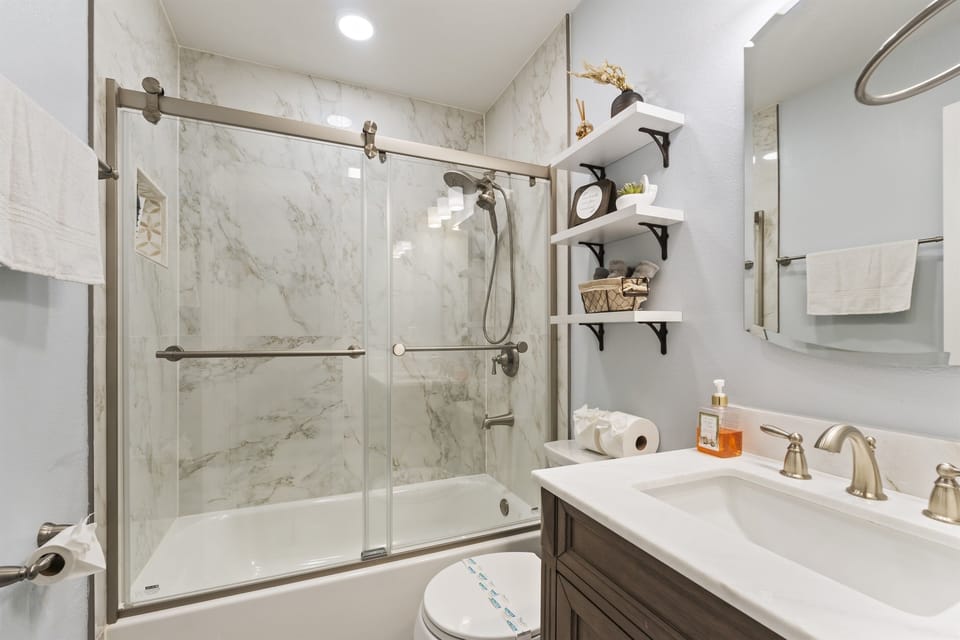Family bathroom. Shower.