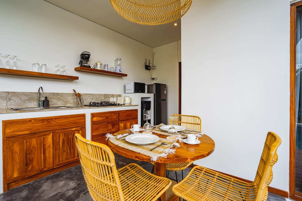 Basic Villa, 1 King Bed | Dining