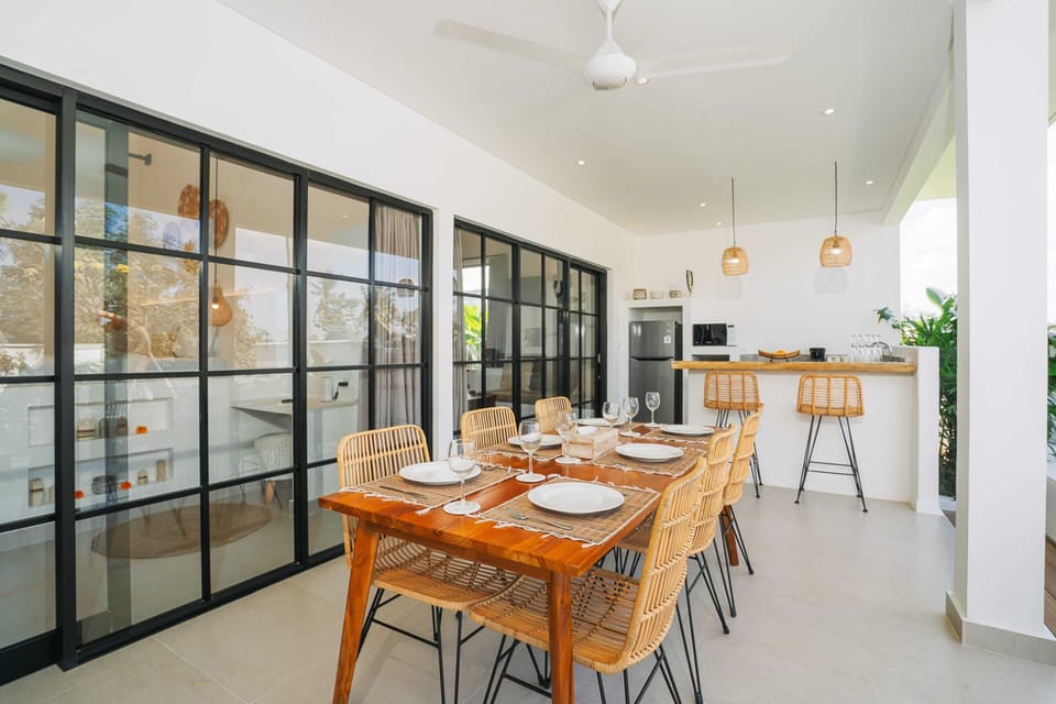 Basic Villa, Multiple Beds | Dining