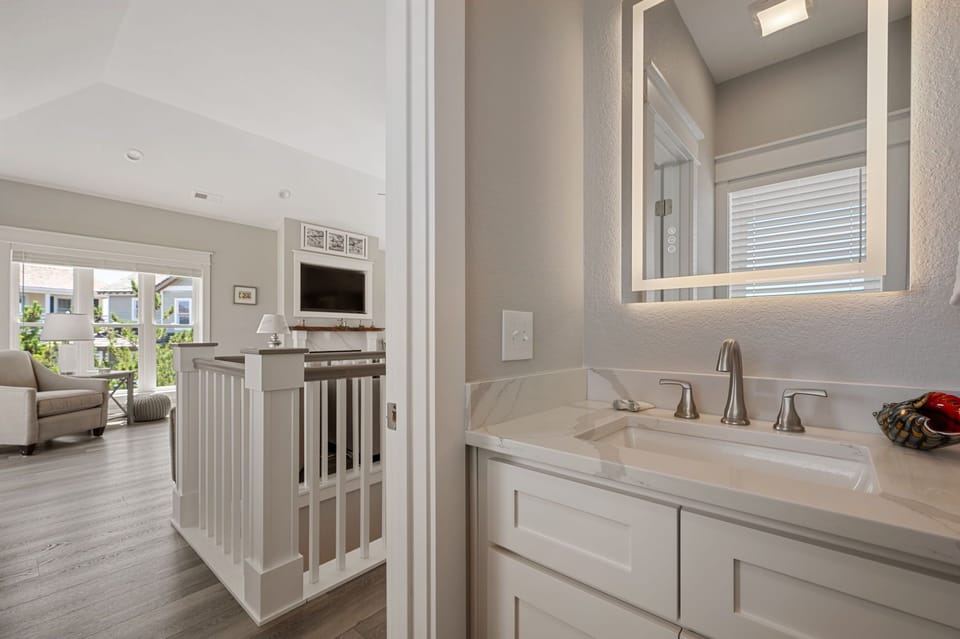 WE17: Benders Beach Bungalow | TL Half Bath