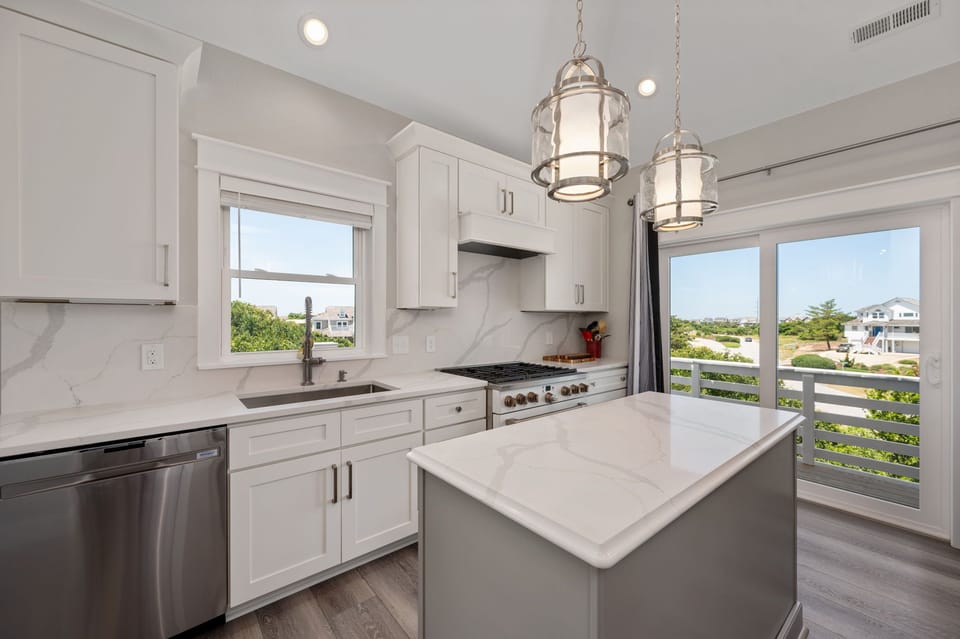WE17: Benders Beach Bungalow | TL Kitchen Area, Deck Access