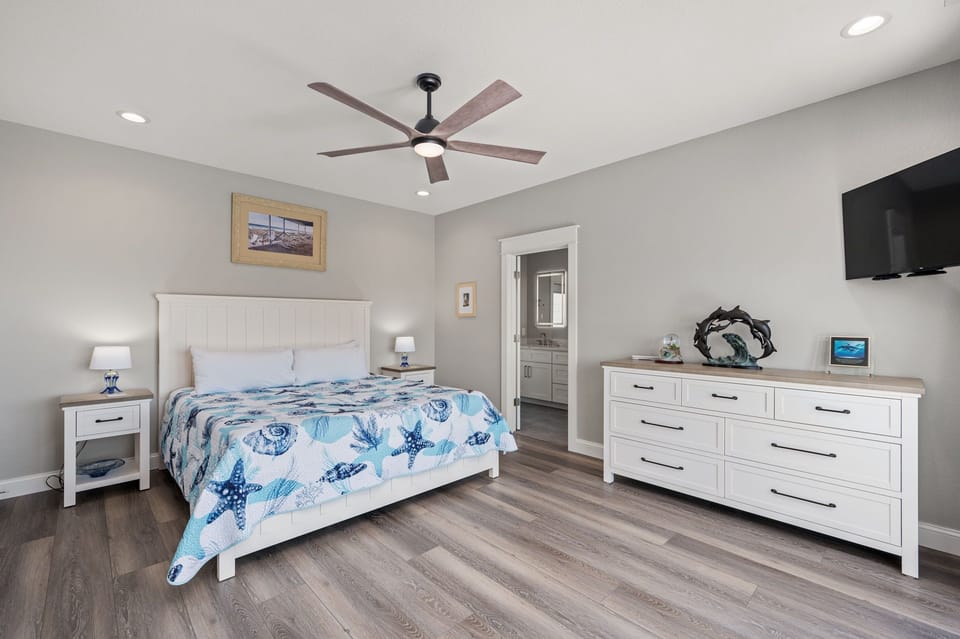 WE17: Benders Beach Bungalow | TL Bedroom 5 - King, Private Bath, Deck Access