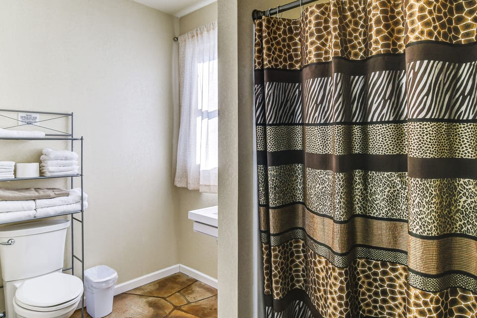 Full Bathroom | Towels Provided | Complimentary Toiletries