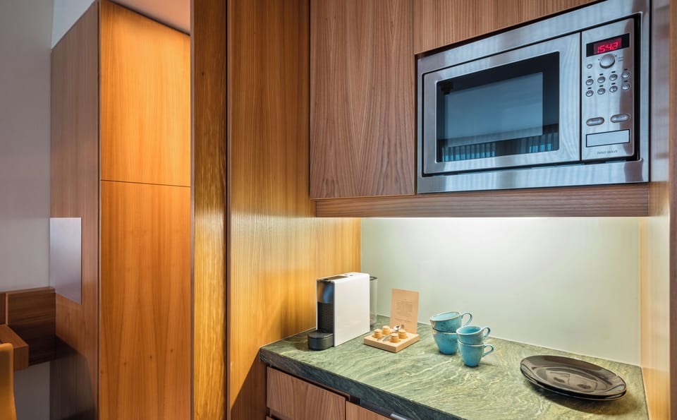 Junior Suite | In-room safe, desk, laptop workspace, blackout drapes