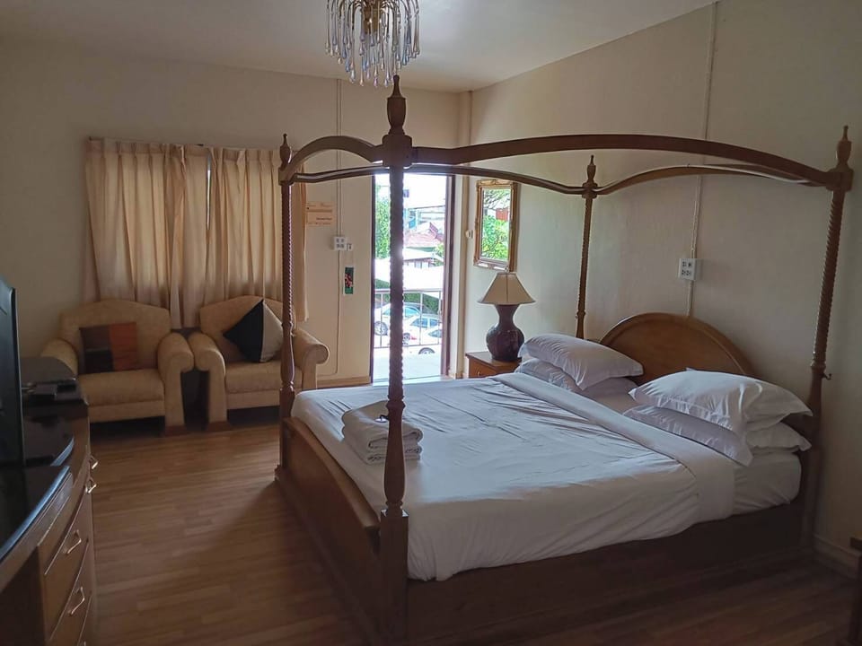 Deluxe Room | 1 bedroom, bed sheets