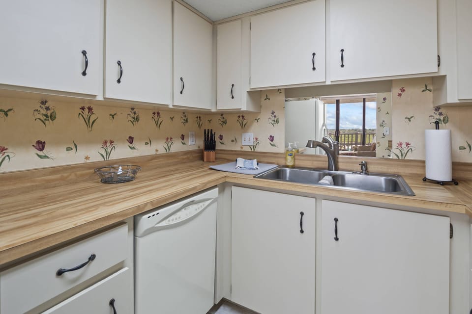 Full Size Kitchen With Dishwasher