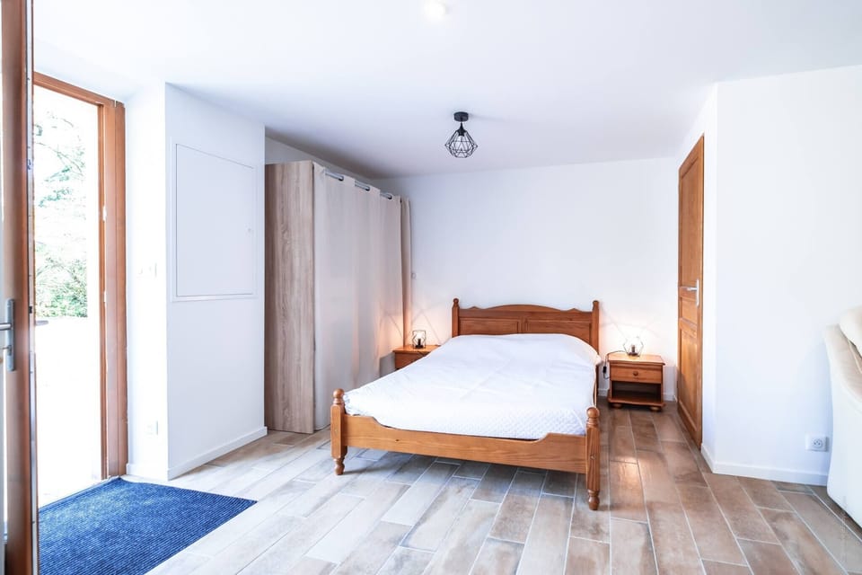 1 bed 140x190 with bedside tables and lamps - Dressing room to store your clothes - Beds are made on arrival.